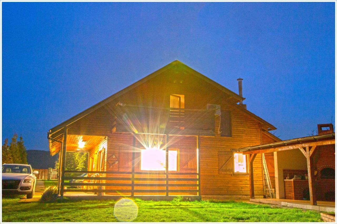 Casuta-Lacului Unciuc Bagian luar foto