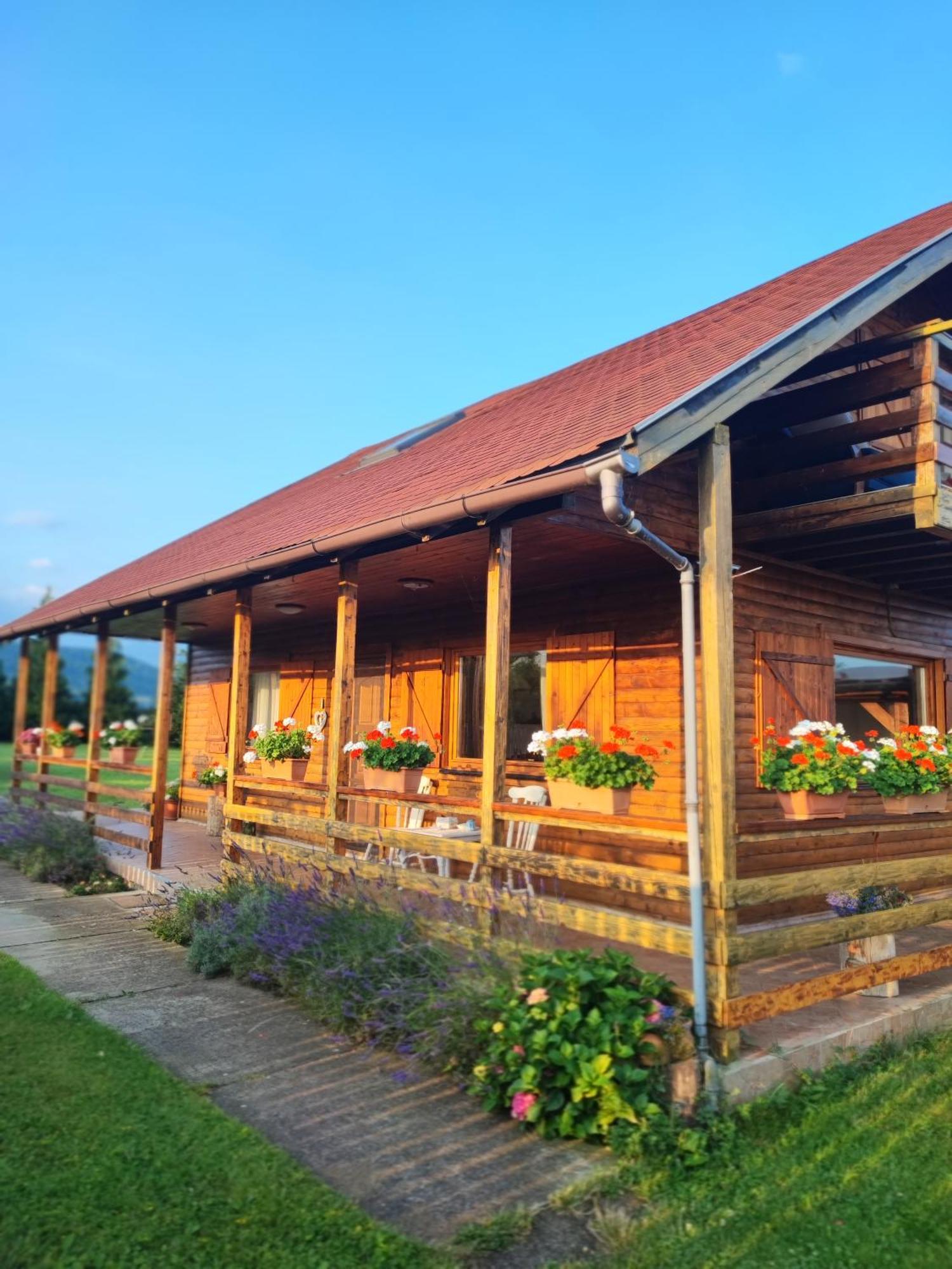Casuta-Lacului Unciuc Bagian luar foto