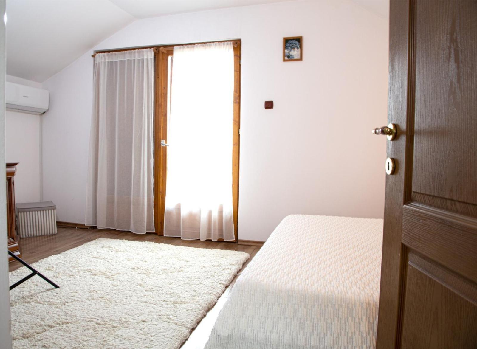 Casuta-Lacului Unciuc Bagian luar foto